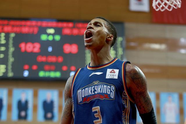 郭艾伦表示没有怨恨和委屈 在直播中一度哽咽